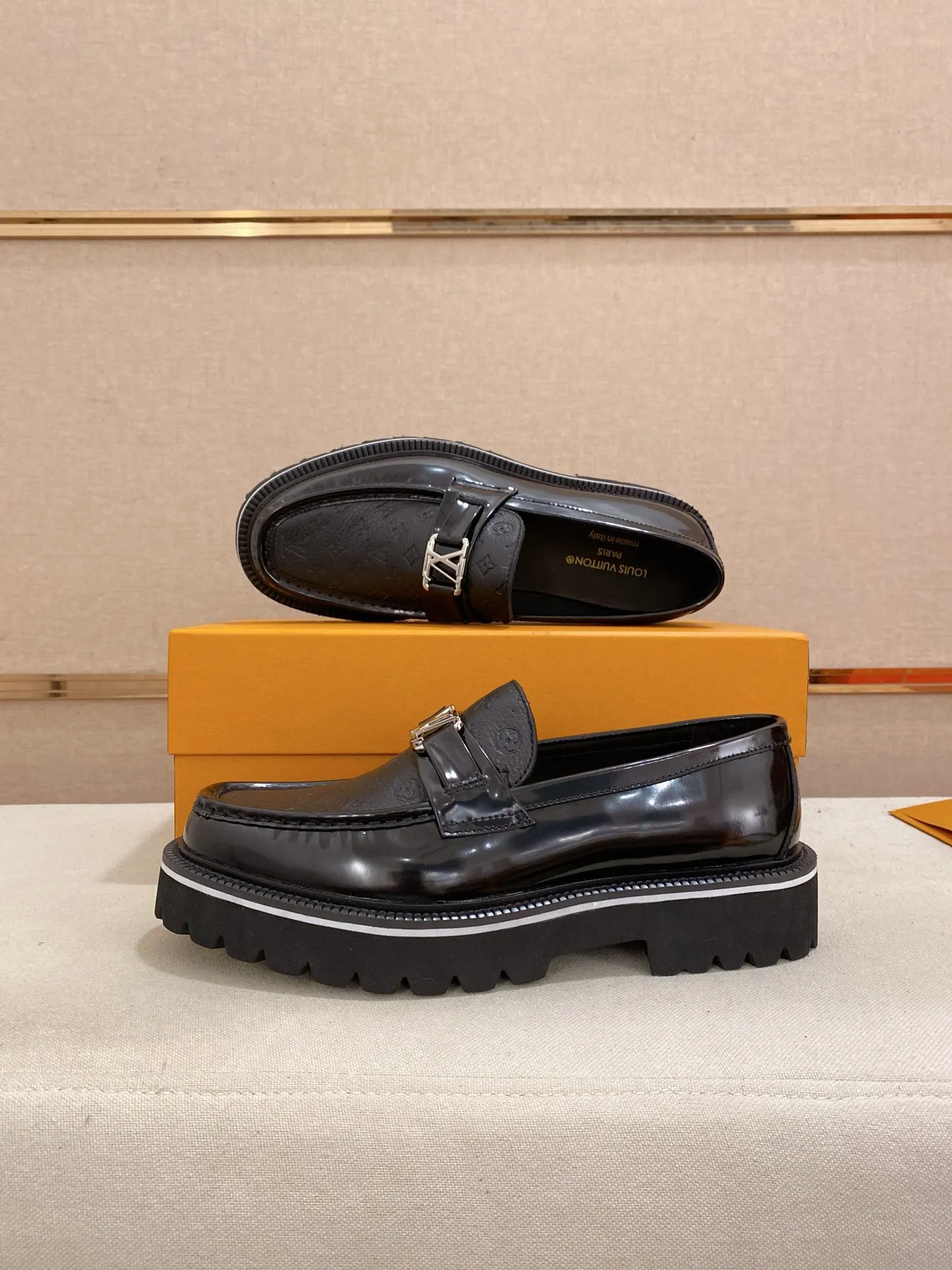 Men's shoes💰 580💰🌲 LV's top 🔍🔍 new men's leather shoes 🚹 are on sale at the same time at counters ⚠The uppers are imported cowhide from Italy, the entire imported cowhide lining, imported accessories 💪💪, completely 1⃣️ to 1⃣️ replica 🇮🇹💪 💪, ⚠Sole: The original sole is specially provided by the original factory, the exclusive movable molded sole is super comfortable, ⚠The original factory follows the order, 🔍🔍high quality, you can enter and exit the counter at will, welcome to compare⚠Size: 38-45